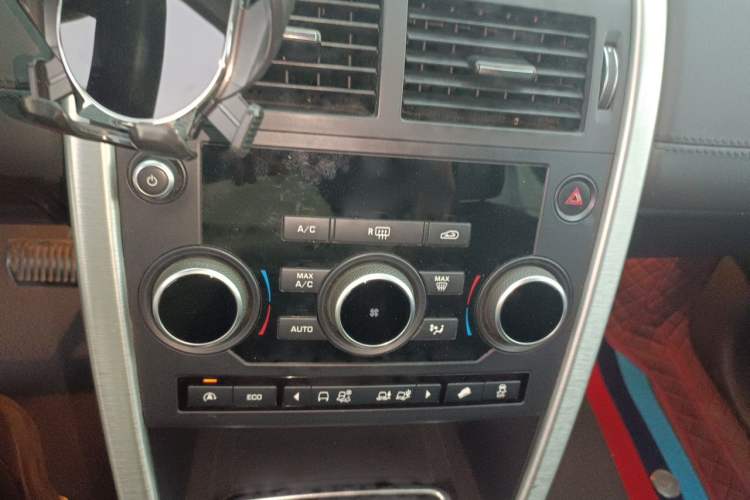 Used Land Rover Discovery Sport 2016 2.0T SE Audio And AC Panel