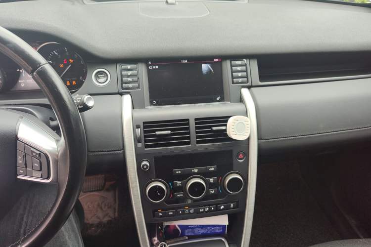 Used Land Rover Discovery Sport 2016 2.0T SE Audio And AC Panel