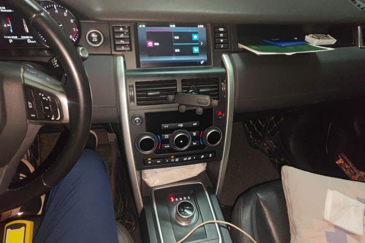 Used Land Rover Discovery Sport 2016 2.0T SE Audio And AC Panel