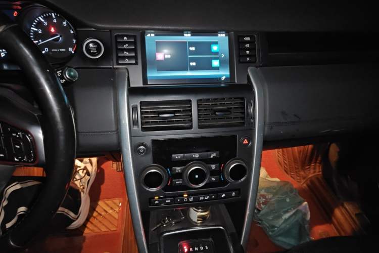 Used Land Rover Discovery Sport 2016 2.0T SE Audio And AC Panel