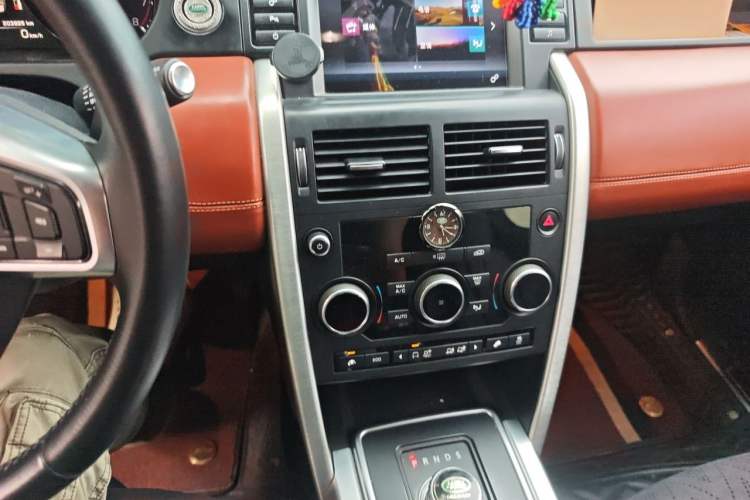 Used Land Rover Discovery Sport 2016 2.0T SE Audio And AC Panel