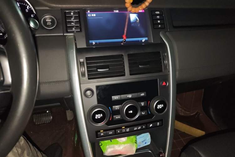 Used Land Rover Discovery Sport 2016 2.0T SE Audio And AC Panel