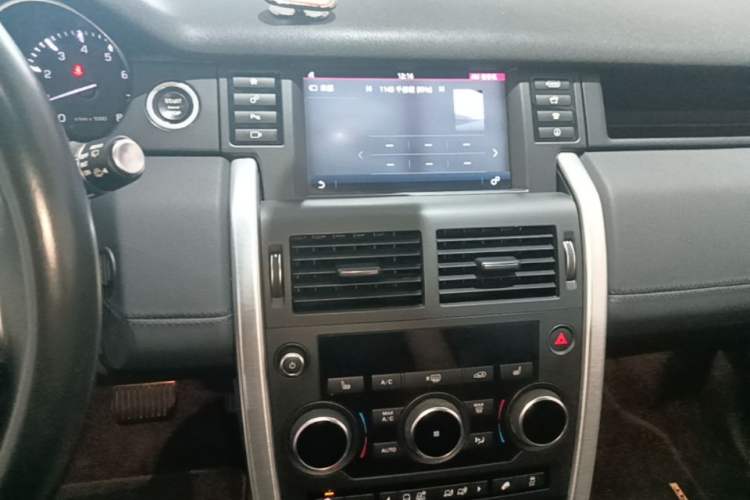 Used Land Rover Discovery Sport 2016 2.0T HSE Audio And AC Panel