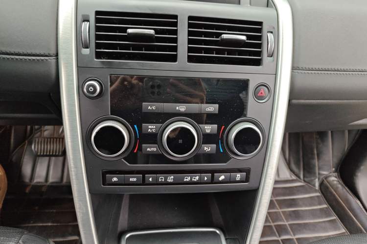 Used Land Rover Discovery Sport 2016 2.0T SE Audio And AC Panel
