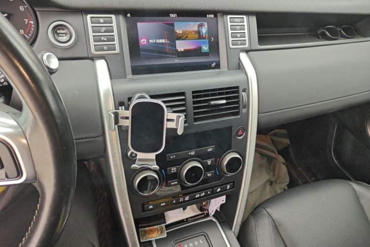 Used Land Rover Discovery Sport 2016 2.0T SE Audio And AC Panel