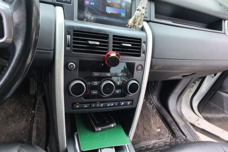 Used Land Rover Discovery Sport 2016 2.0T SE Audio And AC Panel