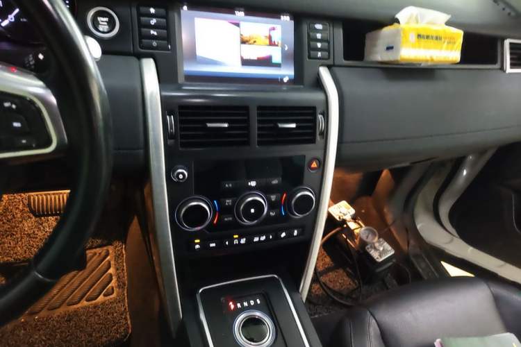 Used Land Rover Discovery Sport 2016 2.0T SE Audio And AC Panel