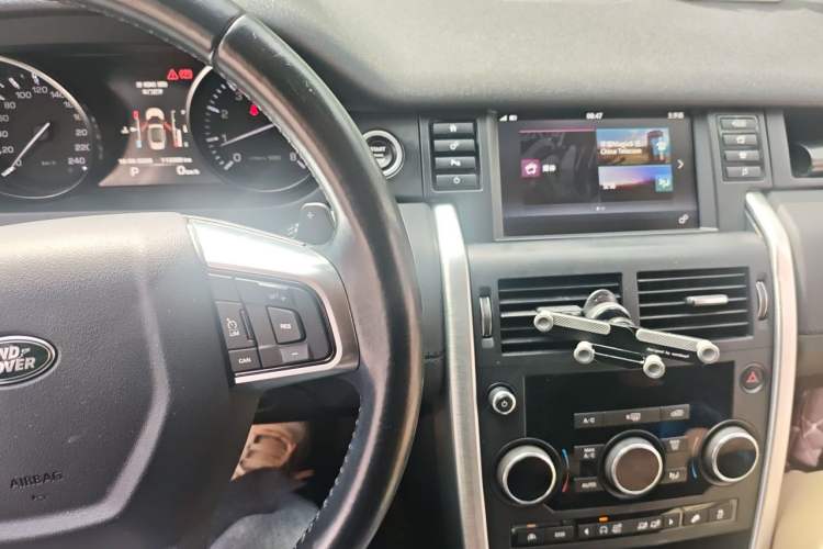 Used Land Rover Discovery Sport 2016 2.0T SE Audio And AC Panel