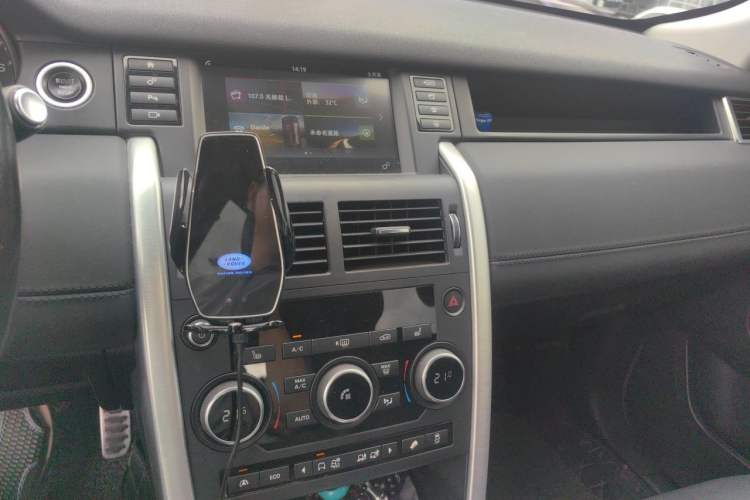 Used Land Rover Discovery Sport 2016 2.0T HSE Audio And AC Panel