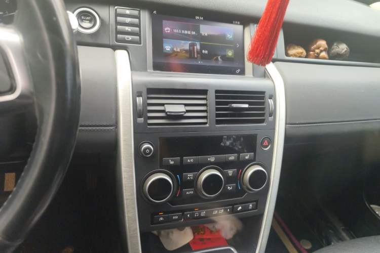 Used Land Rover Discovery Sport 2016 2.0T HSE Audio And AC Panel