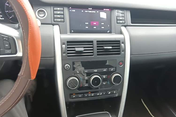 Used Land Rover Discovery Sport 2016 2.0T HSE Audio And AC Panel