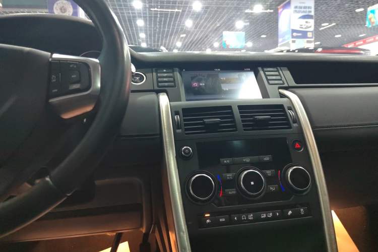 Used Land Rover Discovery Sport 2016 2.0T SE Audio And AC Panel