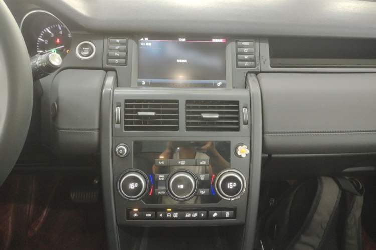 Used Land Rover Discovery Sport 2016 2.0T S Audio And AC Panel