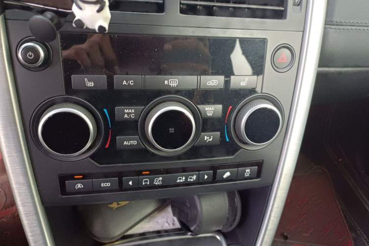 Used Land Rover Discovery Sport 2016 2.0T HSE Audio And AC Panel