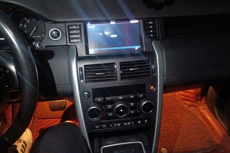 Used Land Rover Discovery Sport 2016 2.0T HSE Audio And AC Panel