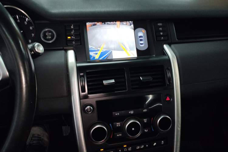 Used Land Rover Discovery Sport 2016 2.0T SE Audio And AC Panel
