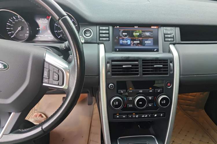 Used Land Rover Discovery Sport 2016 2.0T HSE Audio And AC Panel