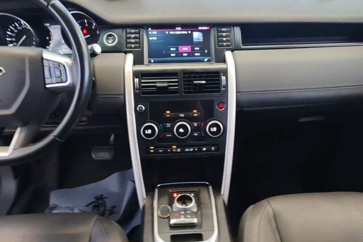 Used Land Rover Discovery Sport 2016 2.0T SE Audio And AC Panel