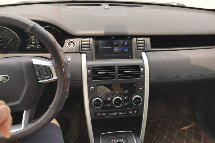 Used Land Rover Discovery Sport 2016 2.0T SE Audio And AC Panel