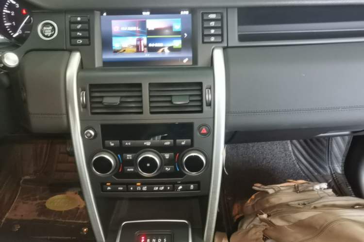Used Land Rover Discovery Sport 2016 2.0T HSE Audio And AC Panel