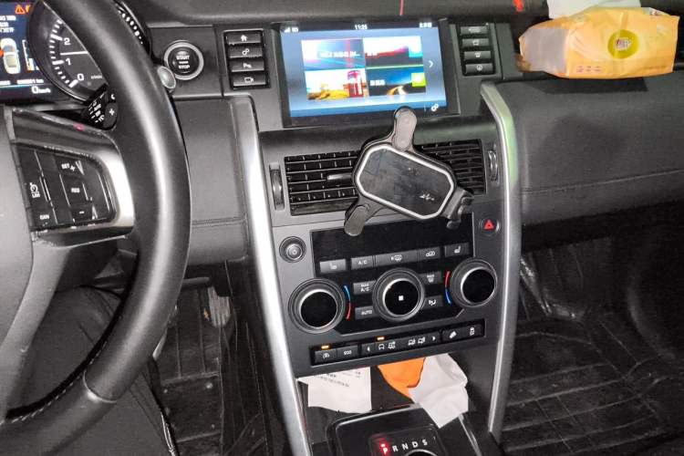 Used Land Rover Discovery Sport 2016 2.0T HSE Audio And AC Panel