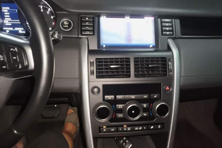 Used Land Rover Discovery Sport 2016 2.0T HSE Audio And AC Panel