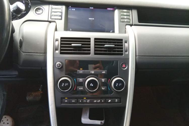Used Land Rover Discovery Sport 2016 2.0T SE Audio And AC Panel