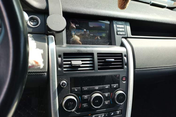 Used Land Rover Discovery Sport 2016 2.0T HSE Audio And AC Panel