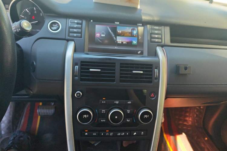 Used Land Rover Discovery Sport 2016 2.0T SE Audio And AC Panel