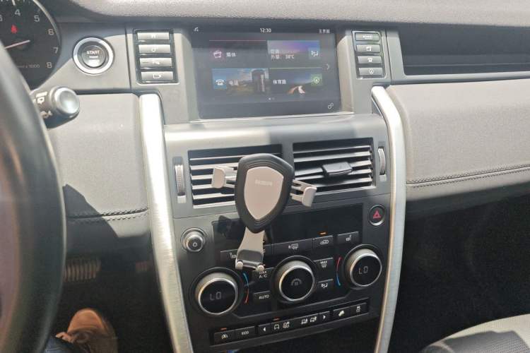 Used Land Rover Discovery Sport 2016 2.0T HSE Audio And AC Panel