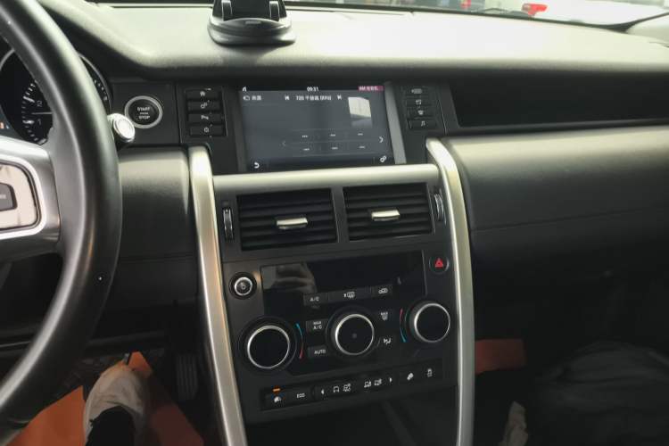 Used Land Rover Discovery Sport 2016 2.0T SE Audio And AC Panel