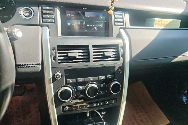 Used Land Rover Discovery Sport 2016 2.0T HSE Audio And AC Panel