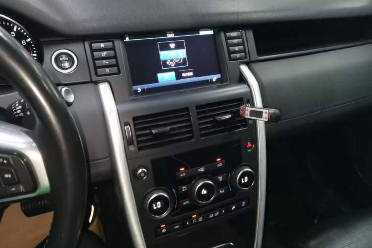 Used Land Rover Discovery Sport 2016 2.0T SE Audio And AC Panel