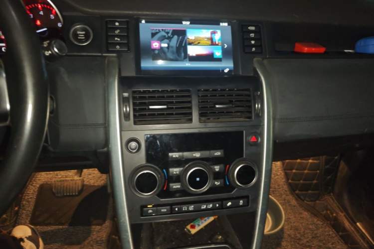 Used Land Rover Discovery Sport 2016 2.0T SE Audio And AC Panel