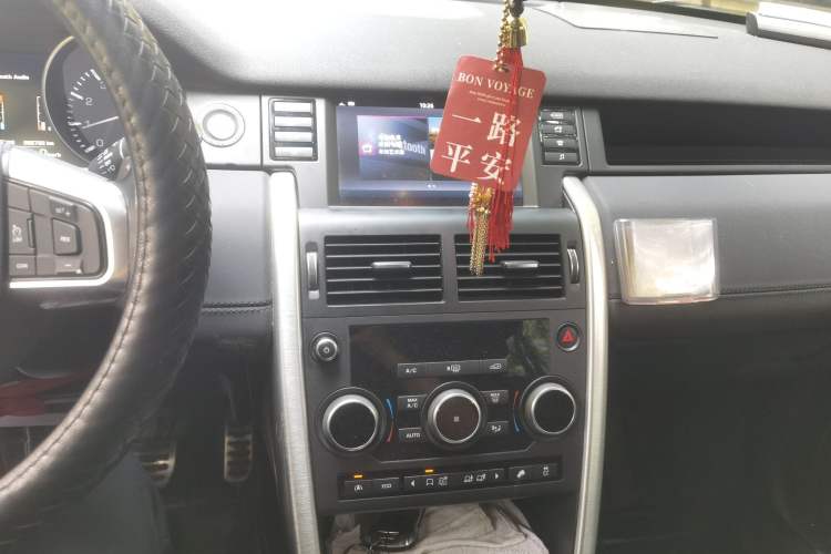 Used Land Rover Discovery Sport 2016 2.0T SE Audio And AC Panel