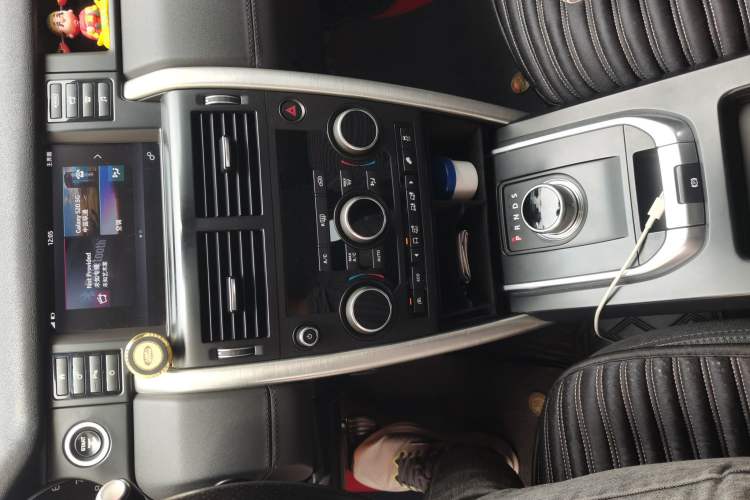 Used Land Rover Discovery Sport 2016 2.0T SE Audio And AC Panel