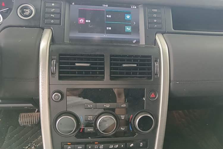 Used Land Rover Discovery Sport 2016 2.0T SE Audio And AC Panel