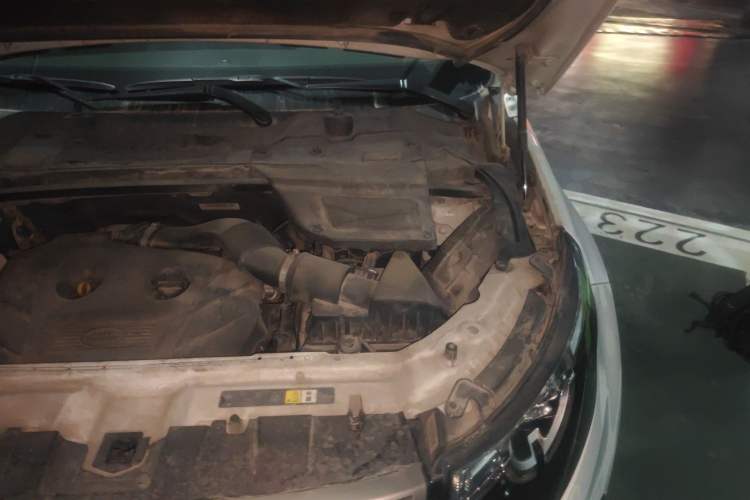 Used Land Rover Discovery Sport 2016 2.0T SE Engine Bay Left