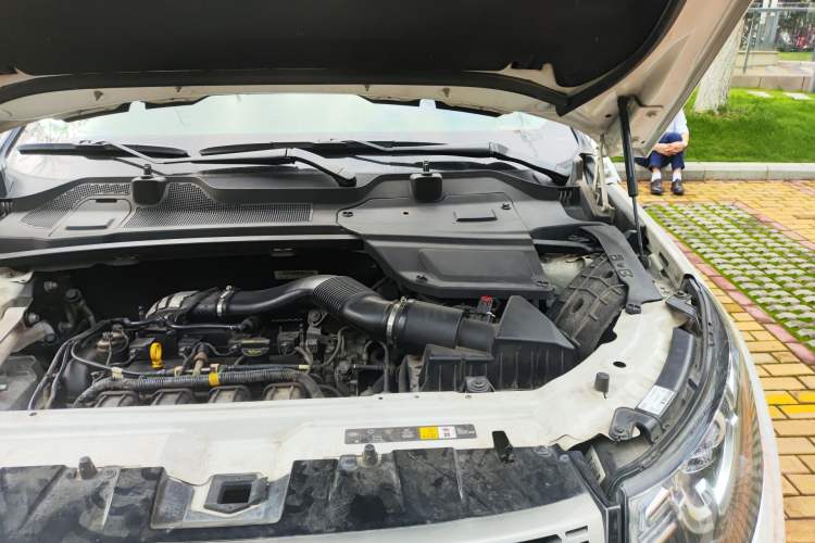 Used Land Rover Discovery Sport 2016 2.0T SE Engine Bay Left
