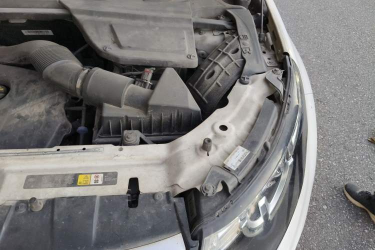 Used Land Rover Discovery Sport 2016 2.0T HSE Engine Bay Left