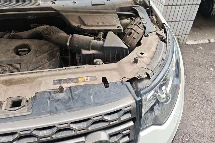 Used Land Rover Discovery Sport 2016 2.0T SE Engine Bay Left