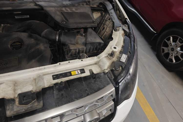 Used Land Rover Discovery Sport 2016 2.0T SE Engine Bay Left