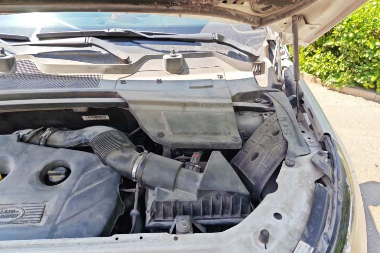 Used Land Rover Discovery Sport 2016 2.0T HSE Engine Bay Left