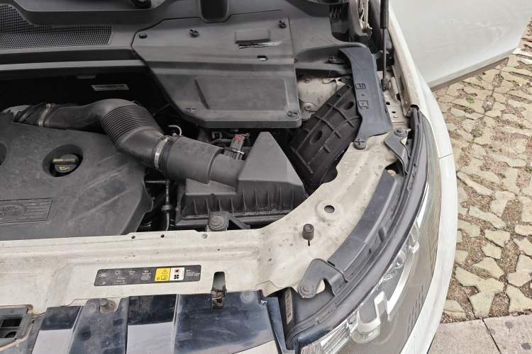 Used Land Rover Discovery Sport 2016 2.0T SE Engine Bay Left