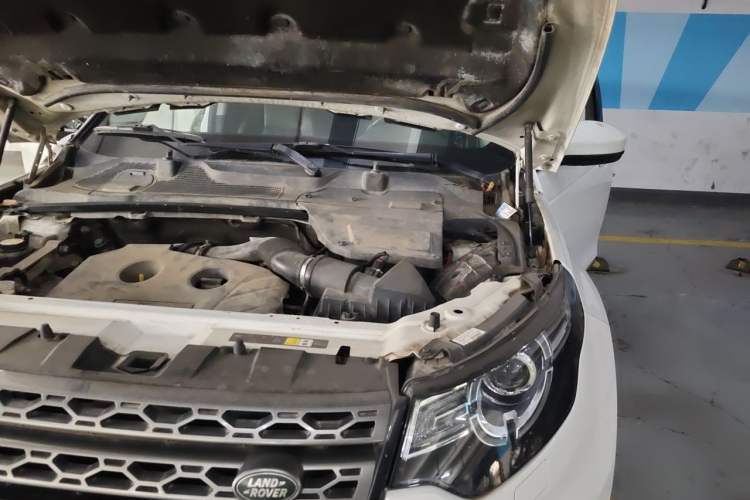 Used Land Rover Discovery Sport 2016 2.0T SE Engine Bay Left