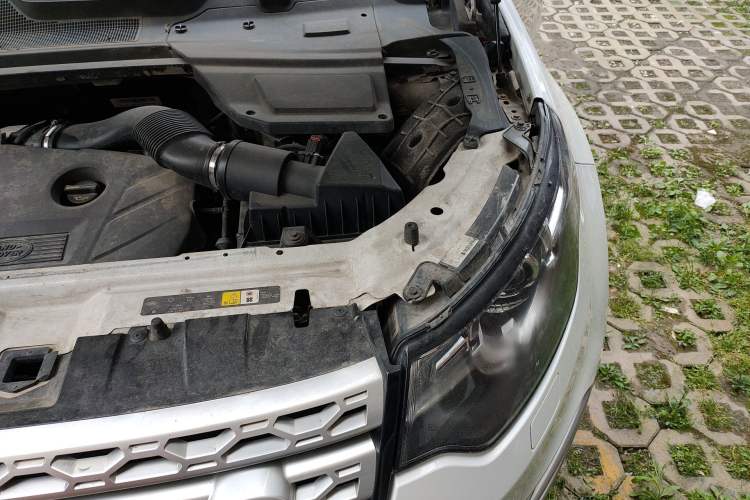 Used Land Rover Discovery Sport 2016 2.0T HSE Engine Bay Left