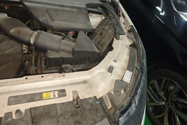Used Land Rover Discovery Sport 2016 2.0T SE Engine Bay Left