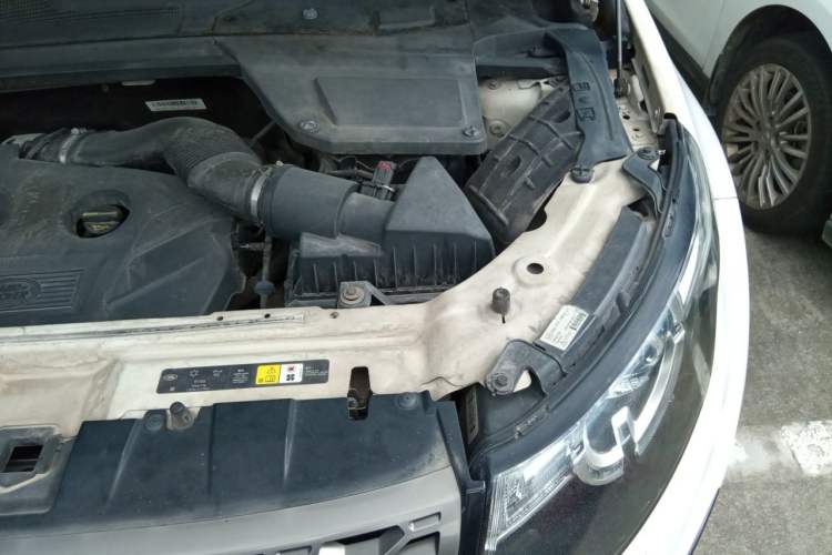 Used Land Rover Discovery Sport 2016 2.0T SE Engine Bay Left