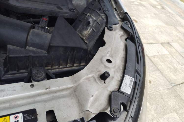 Used Land Rover Discovery Sport 2016 2.0T HSE Engine Bay Left