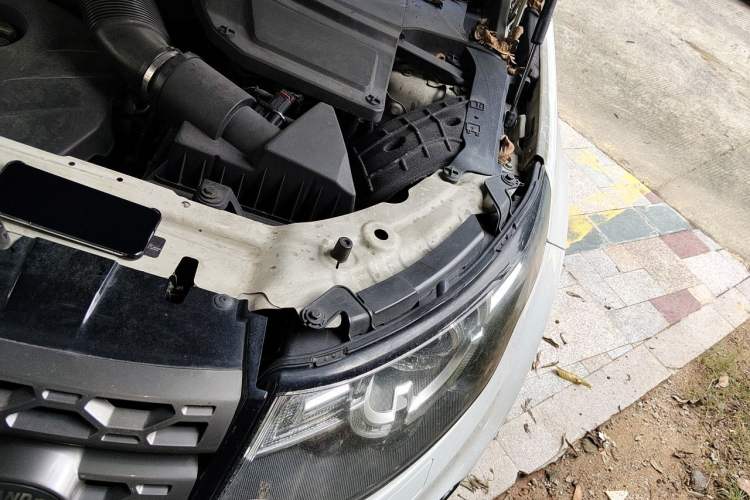 Used Land Rover Discovery Sport 2016 2.0T SE Engine Bay Left